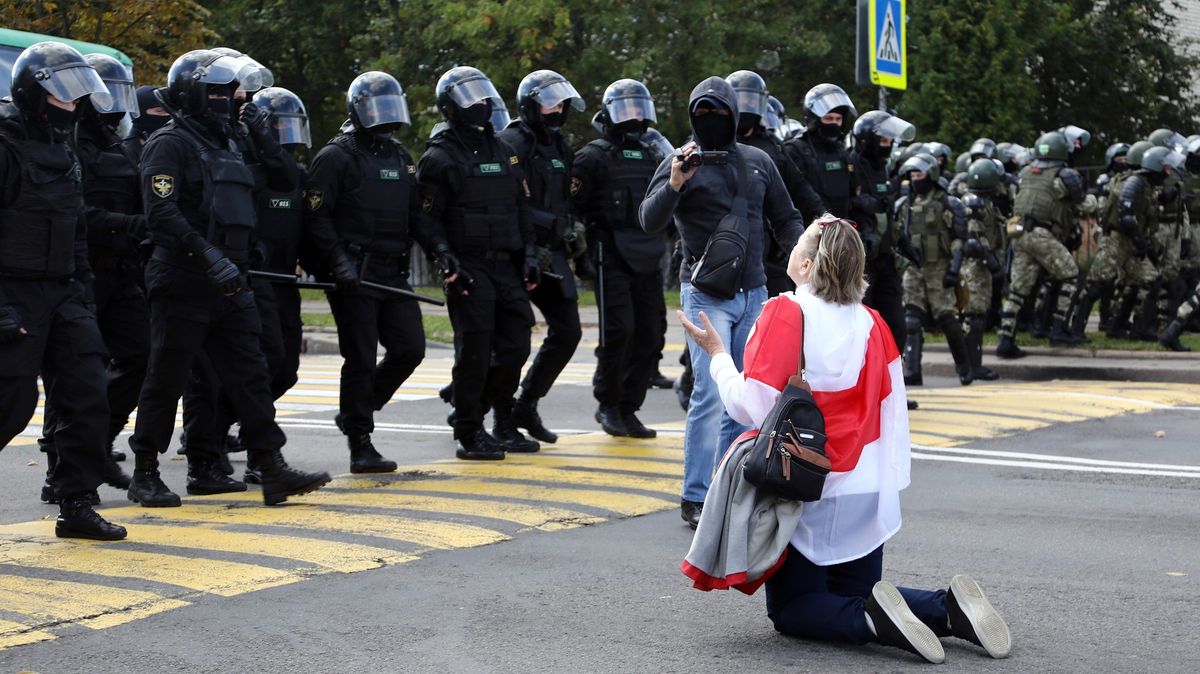 Brutální zásah proti demonstrantům v Bělorusku, hlášeny stovky zatčených